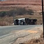 Carreta carregada com caroço de algodão tomba na CE-166/265, em Quixeramobim QUIXERAMOBIM