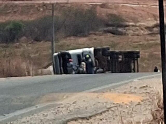 Carreta carregada com caroço de algodão tomba na CE-166/265, em Quixeramobim