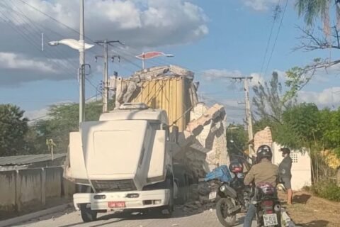 Caminhão derruba arco histórico de acesso ao Açude Cedro, em Quixadá