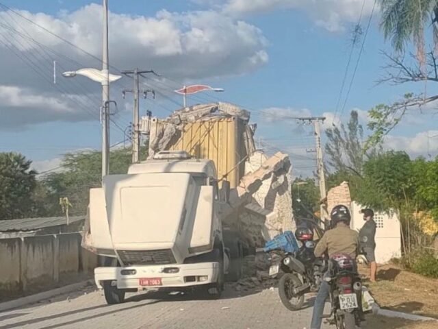 Caminhão derruba arco histórico de acesso ao Açude Cedro, em Quixadá