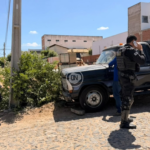 F4000 perde os freios, atinge veículo e colide contra poste em Quixeramobim