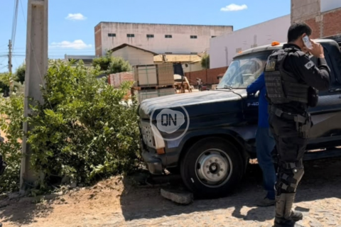 F4000 perde os freios, atinge veículo e colide contra poste em Quixeramobim