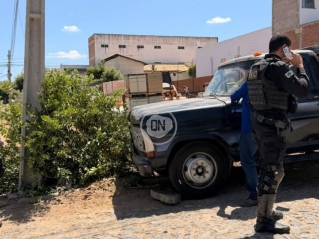 F4000 perde os freios, atinge veículo e colide contra poste em Quixeramobim