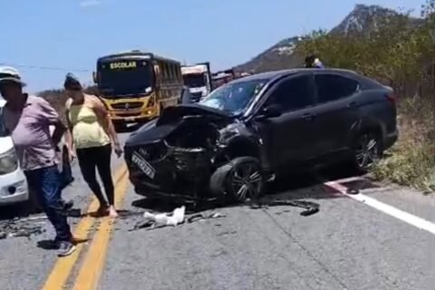 Acidente provoca grande destruição e interdita trecho de rodovia na saída de Quixadá