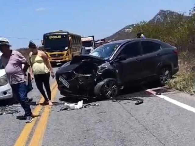 Acidente provoca grande destruição e interdita trecho de rodovia na saída de Quixadá