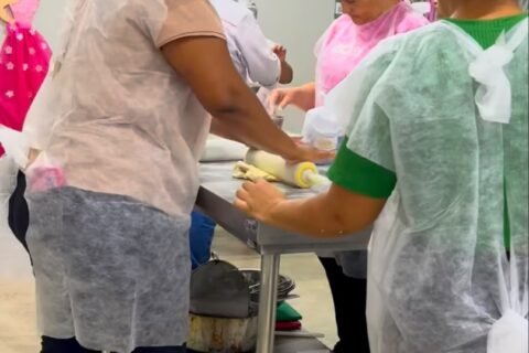 Prefeitura de Quixeramobim encerra capacitação em produção de salgados no bairro Maravilha