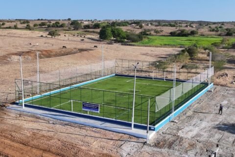 Milhã amplia investimentos no esporte com construção de areninha na comunidade do Cipó